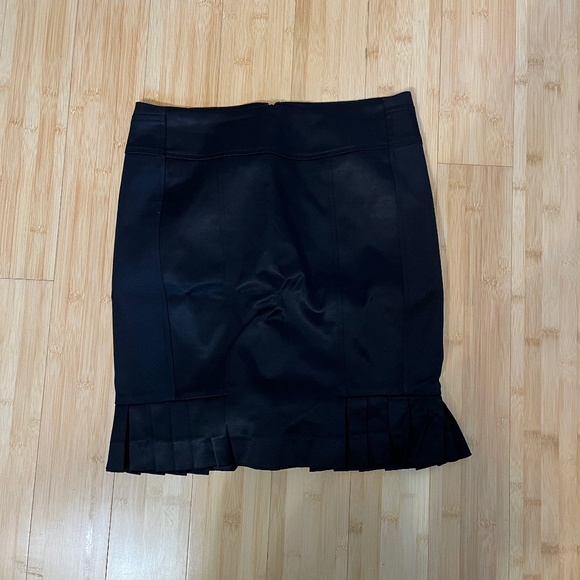 Black bebe skirt with pleated detail. - Picture 1 of 4